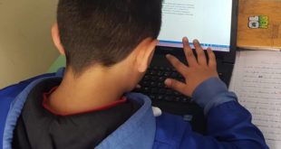 Uno studente che segue le lezioni con il computer