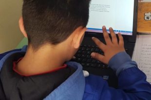 Uno studente che segue le lezioni con il computer