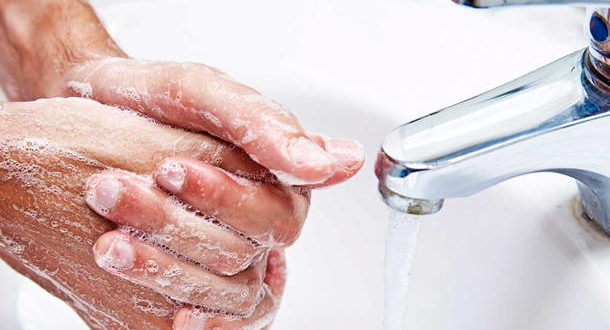 Una persona che si lava le mani con il sapone