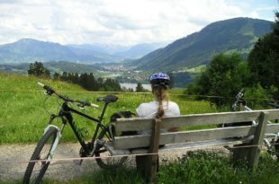 bici, ciclista seduta mentre guarda il paesaggio
