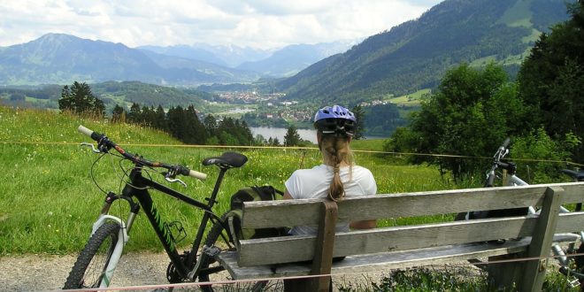 bici, ciclista seduta mentre guarda il paesaggio