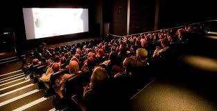 sala cinema piena spettatori