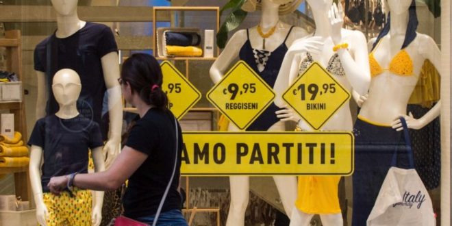 Domani al via i saldi i in tutta Italia, per Confcommercio spesa in calo
