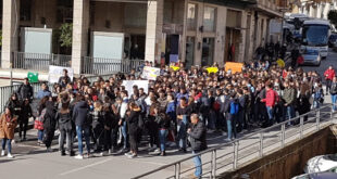 Scuola: gli studenti scendono in piazza