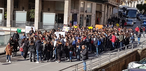 Scuola: gli studenti scendono in piazza