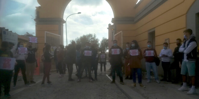 Gli studenti universitari di Cagliari protestano fuori dal cantiere di Viale La Playa