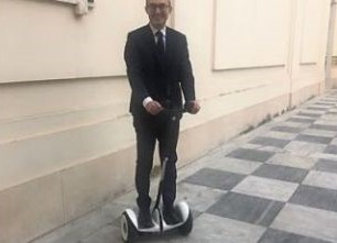 Il sindaco di Cagliari Paolo Truzzu su un monopattino elettrico