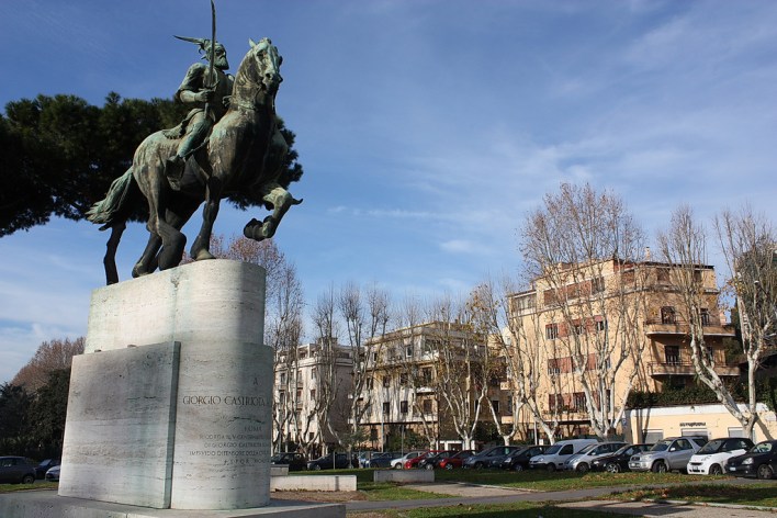 Piazza Albania e il Monumento a Scanderbeg  Giorgio Castriota