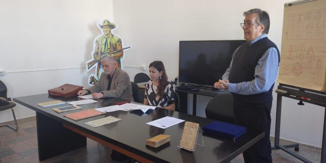 conferenza stampa da sx il collezionista di fumetti Fluvio Caporale Maria Dolores Picciau assessora alla Cultura del Comune di Cagliari Bepi Vigna diterrore del C.I.F. Cagliari 1