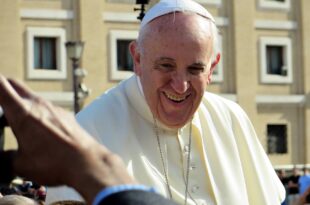 Papa Francesco: l’omosessualità non è un crimine, certe leggi sono ingiuste