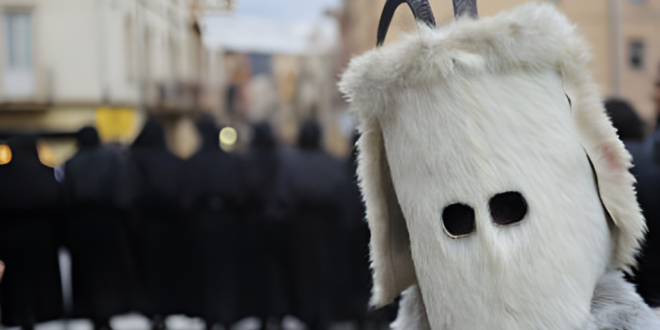 Carnevale: i mille volti dei riti e delle sfilate in Sardegna. Su corongiau la maschera tipica di Laconi