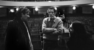 John Cage nel 1976 al teatro lirico di Milano foto Roberto Masotti